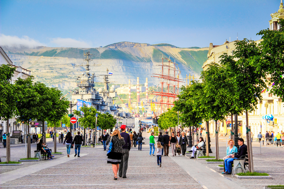 Центральная набережная бульвар на фоне крейсера Кутузов 