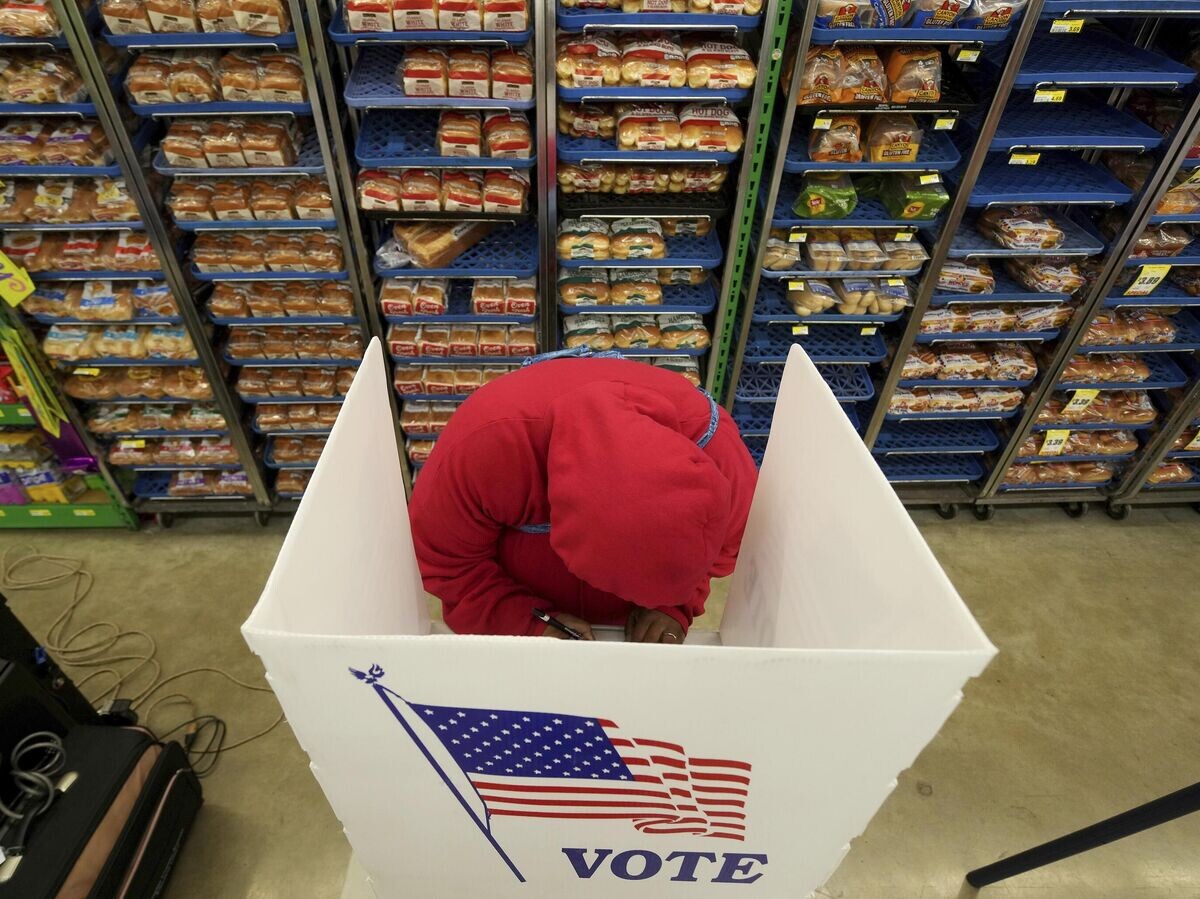    Голосование на выборах президента США в продуктовом магазине в Лоуренсе, Канзас© AP Photo / Charlie Riedel