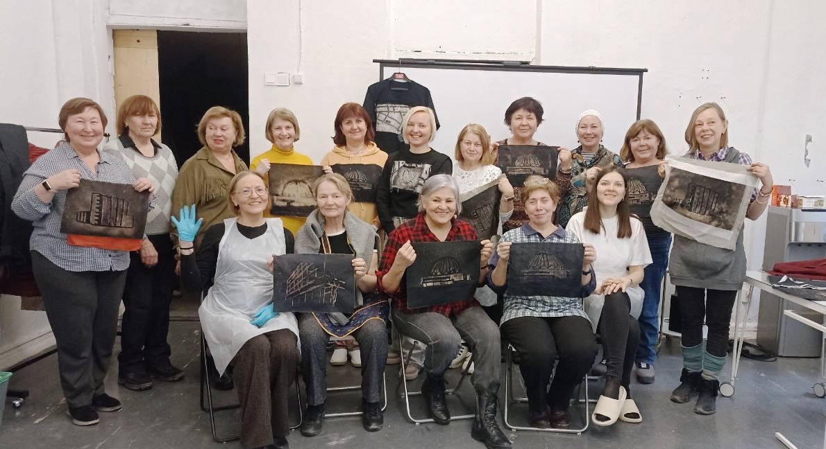 Мастерская Елены Шагаловой (шестая справа, стоит) Фото из арихва арт-клуба  