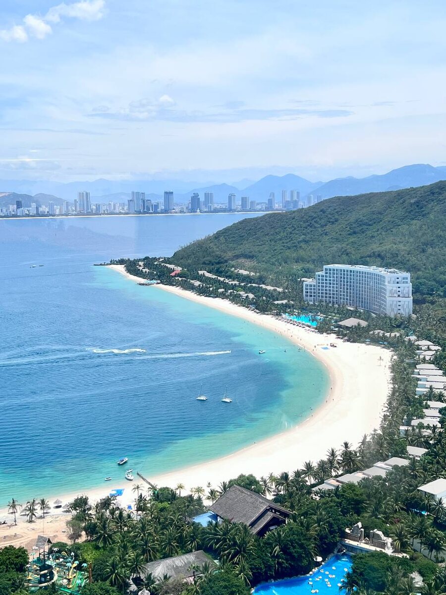 Вид с Острова Винпёрл на Нячанг