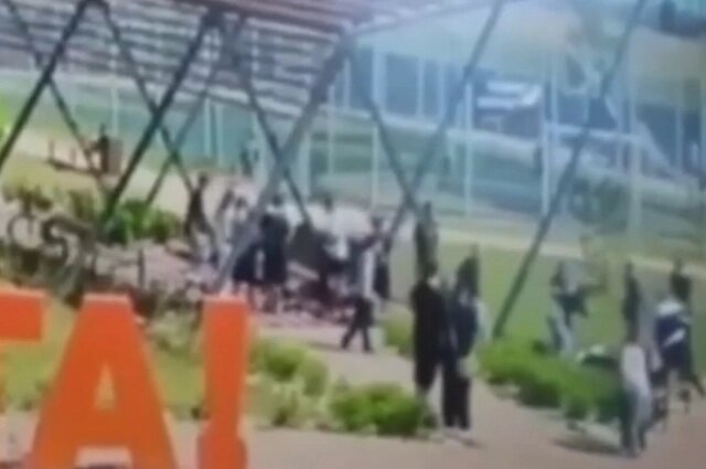    Момент драки с камеры наружного наблюдения. Фото: Кадр из видео