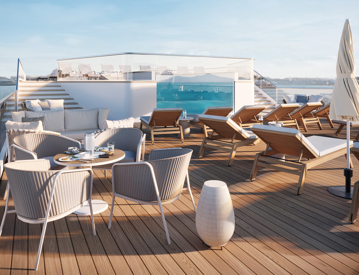 На верхней палубе - бассейн с видом. Можно встречать рассвет с заплывом и чашкой кофе прямо под открытым небом.