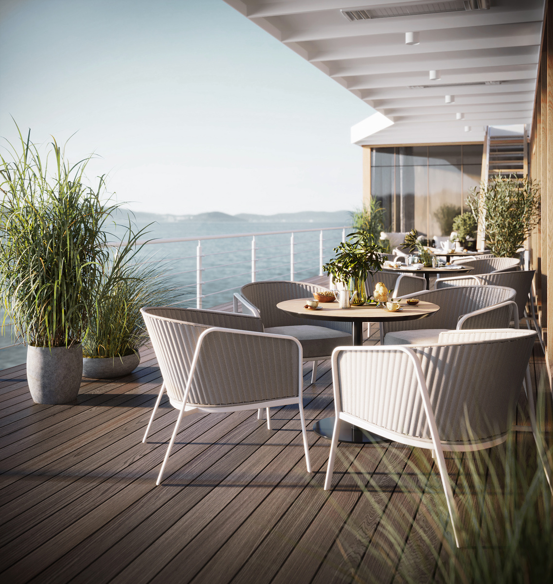 Веранда ресторана на теплоходе "Николай Жарков": зелень, стиль и мягкий ветер с реки. Здесь хочется задержаться подольше.