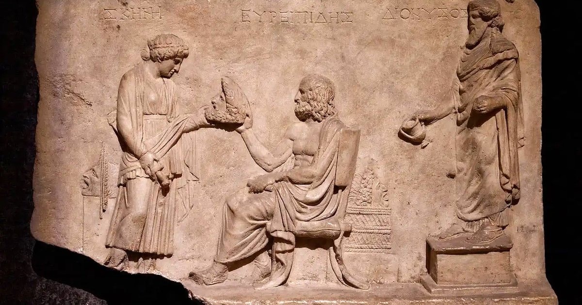 древнегреческий рельеф, изображающий сцену с участием драматурга Еврипида и бога Диониса