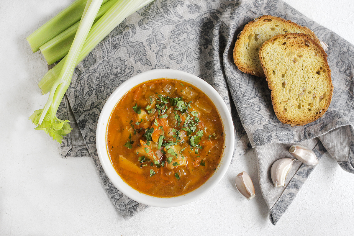Овощной борщ с фасолью и злаковым хлебом
