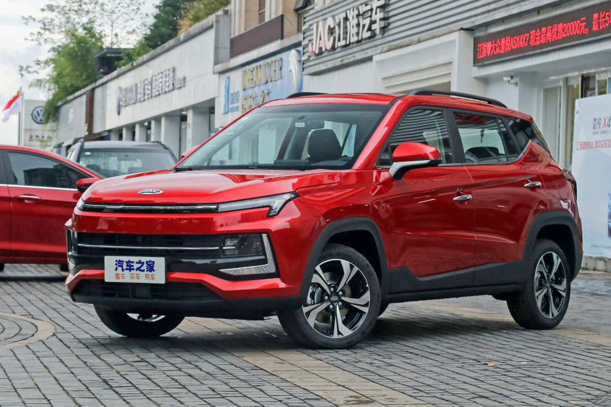 Китайский JAC Sehol X4, который и собирают в Москве под именем «Москвич-3»