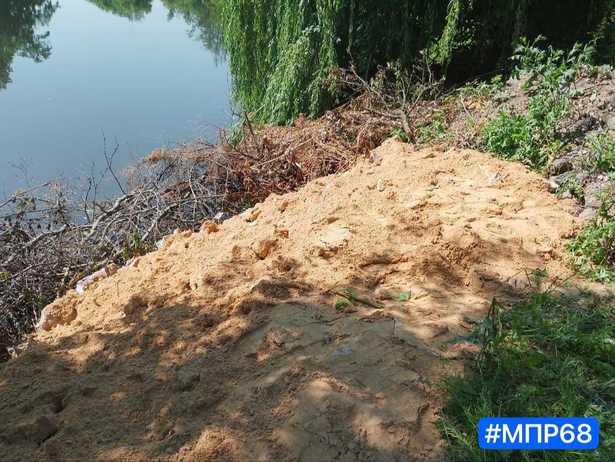 Ветки и мешки тщательно прикрыли песком