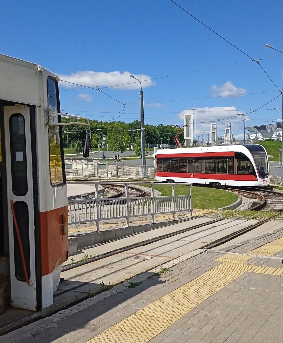 Приехали на "Татре" - а впереди нас был "Львёнок". Фото автора