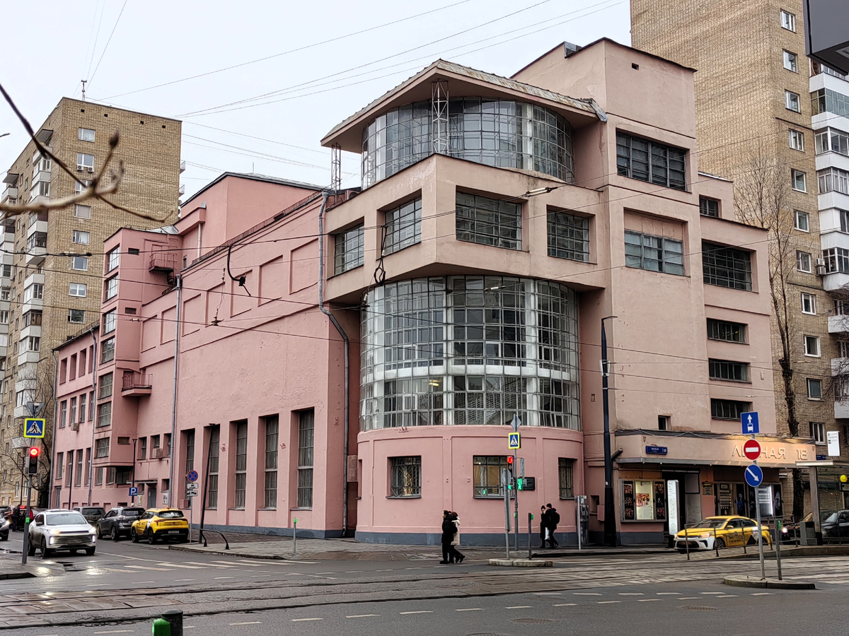 прекрасный образец конструктивизма на углу Лесной улицы и Миусского переулка, декабрь 2024