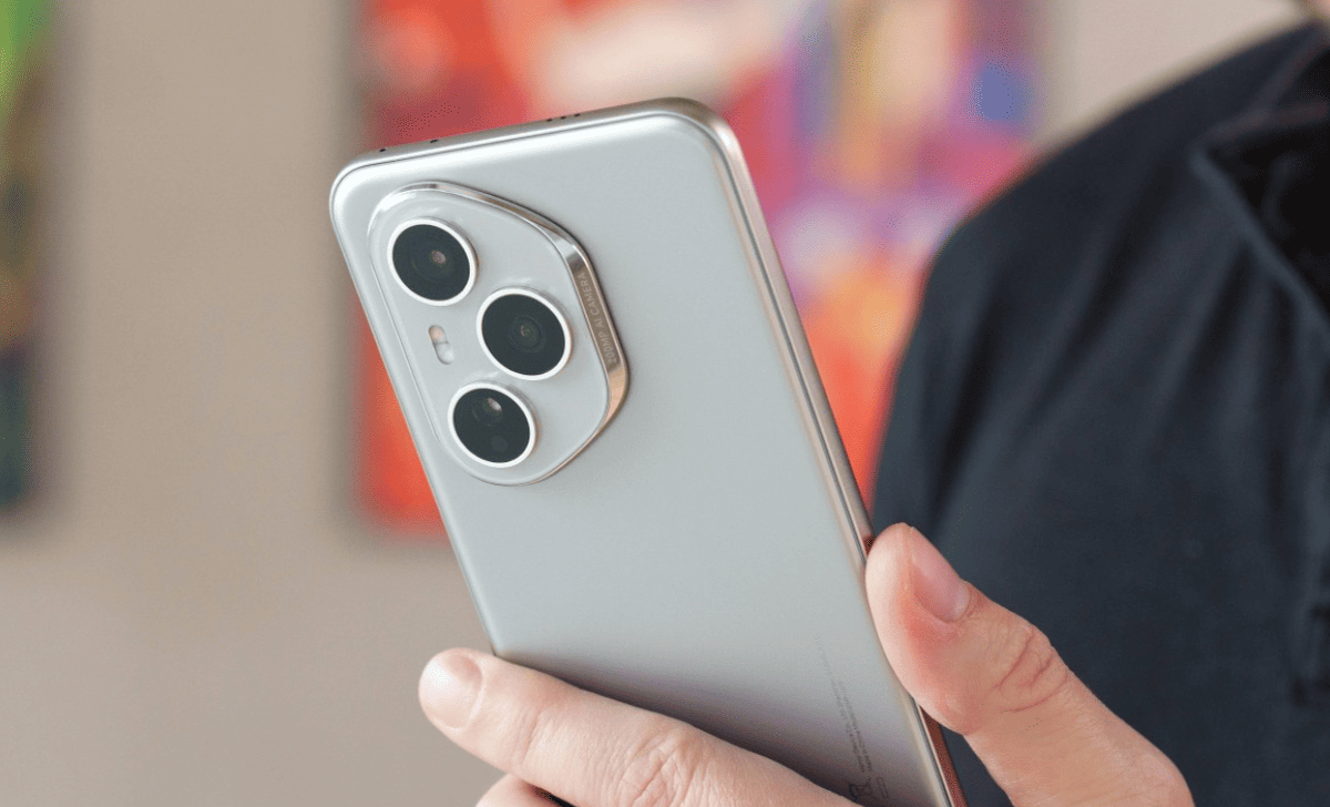    Внешне модели схожи, но ПРО версия крупнее и имеет более объёмный блок камер. Фото: gsmarena.com