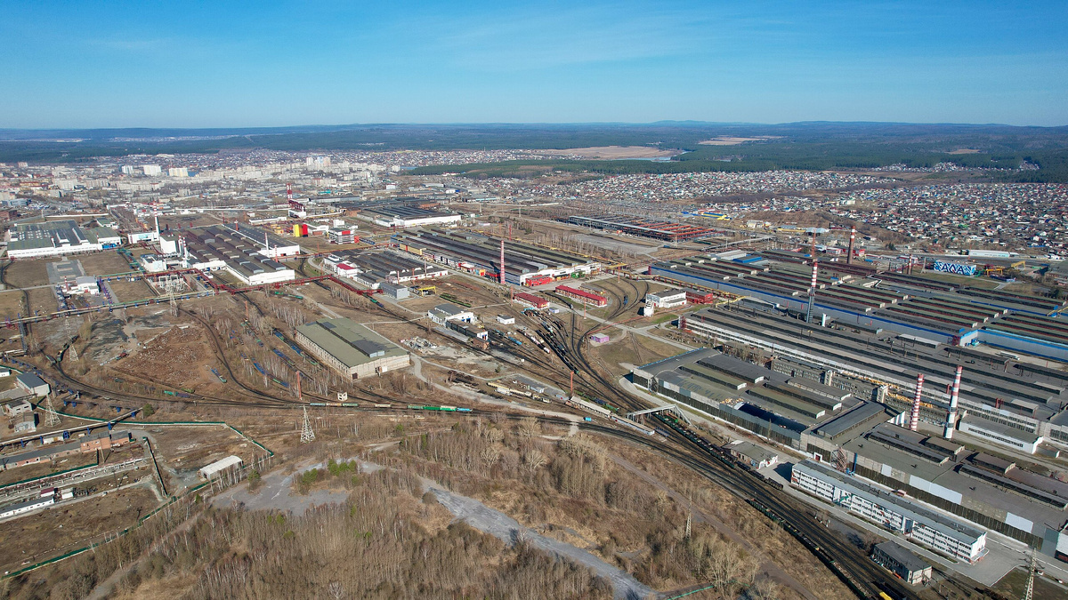 © Vyacheslav Bukharov / Wikimedia Commons / CC BY-SA 4.0 (Вид с высоты на Первоуральский новотрубный завод. В июне 2025 г. здесь запустили обновленное производство бесшовных нержавеющих труб, которое позволит существенно минимизировать зависимость от импорта. В проект было вложено 12 млрд руб.)