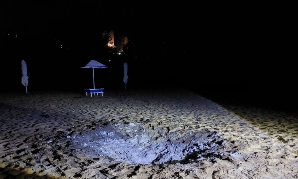   Место удара БПЛА по пляжу в Курске.