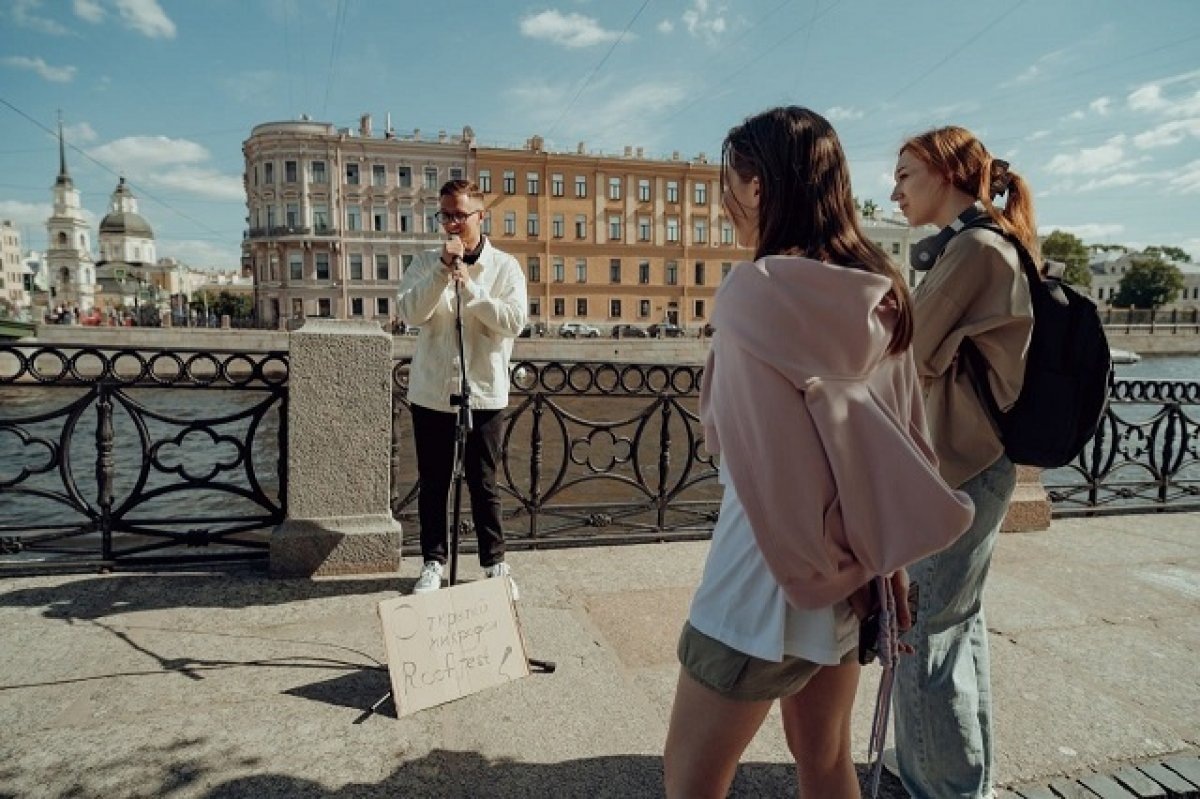 Источник: https://spb.aif.ru/culture/gosti_i_zhiteli_peterburga_smogli_pouchastvovat_v_zapisi_treka_na_ulice