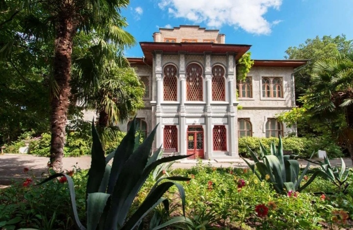 Дворец Раевских, построенный в неомавританском стиле