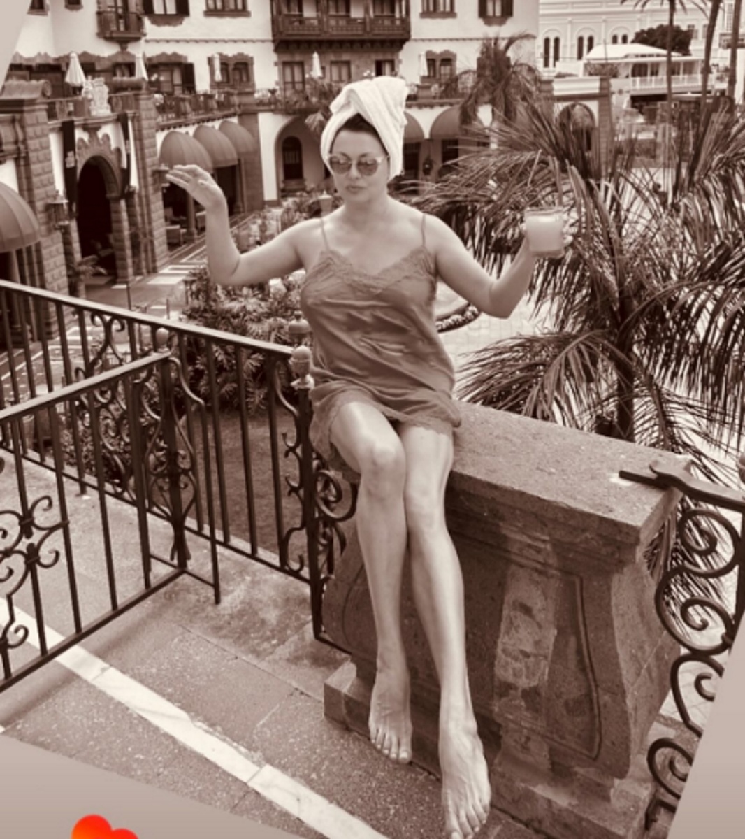 Анна Нетребко в сорочке на балконе в отеля в Испании. Фото: соцсети