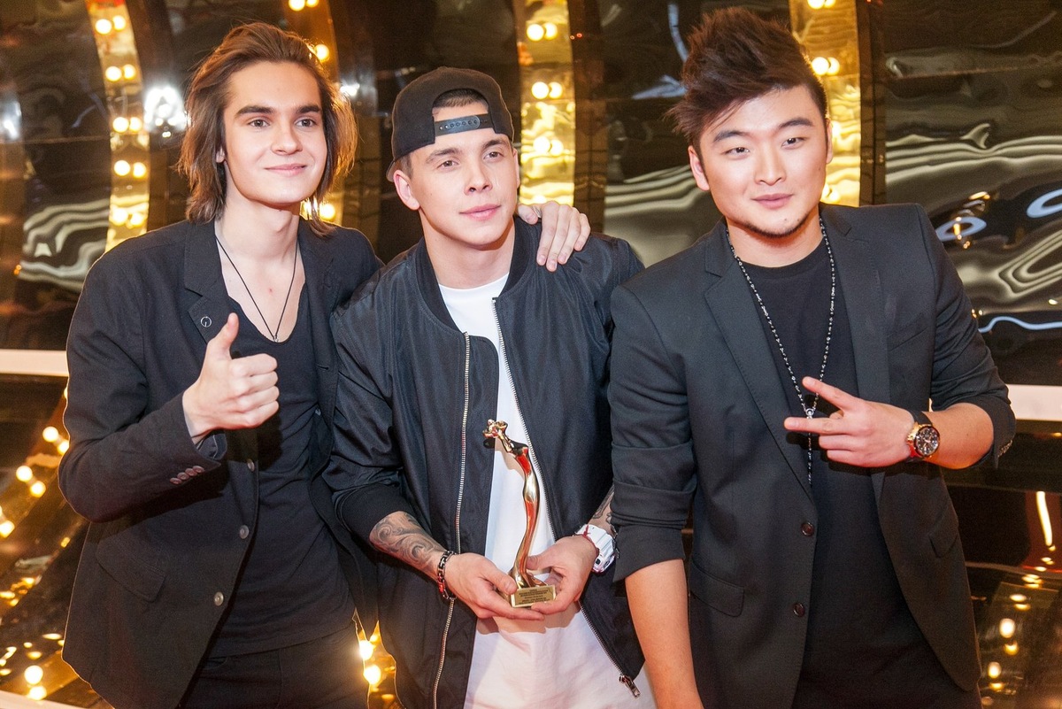    Артем Кид (в центре) в составе группы MBAND