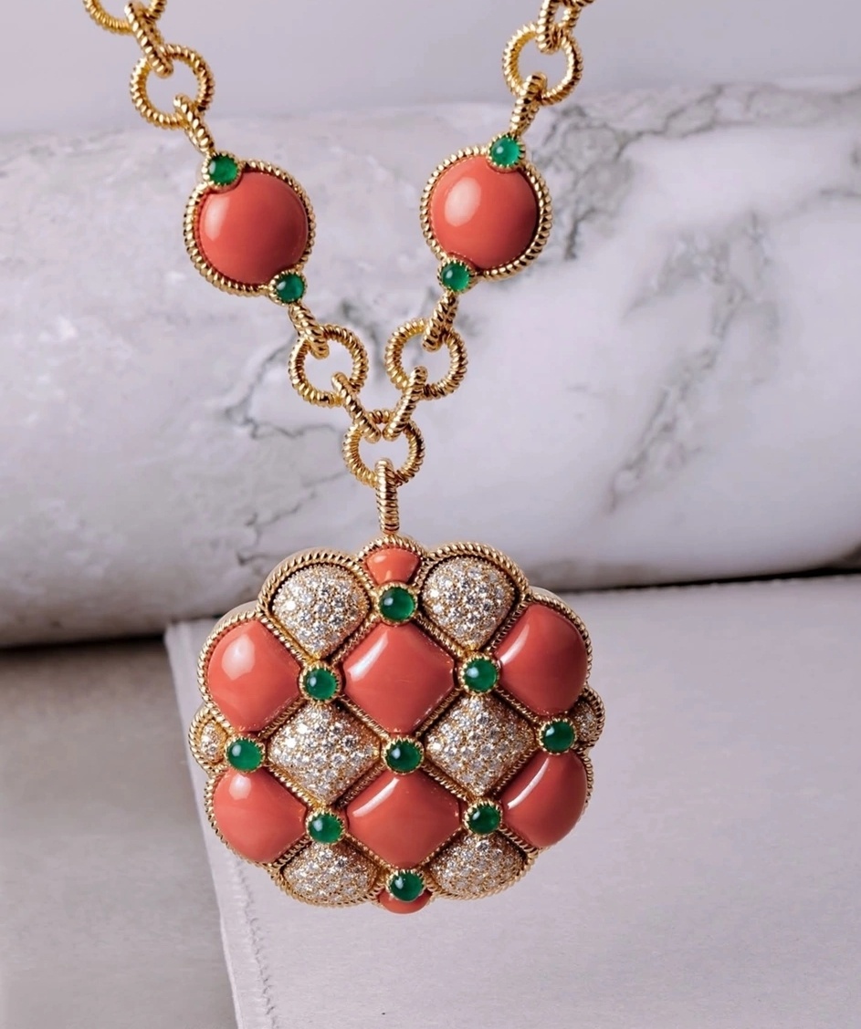 Подвеска с кораллами,  изумрудами  и бриллиантами. 