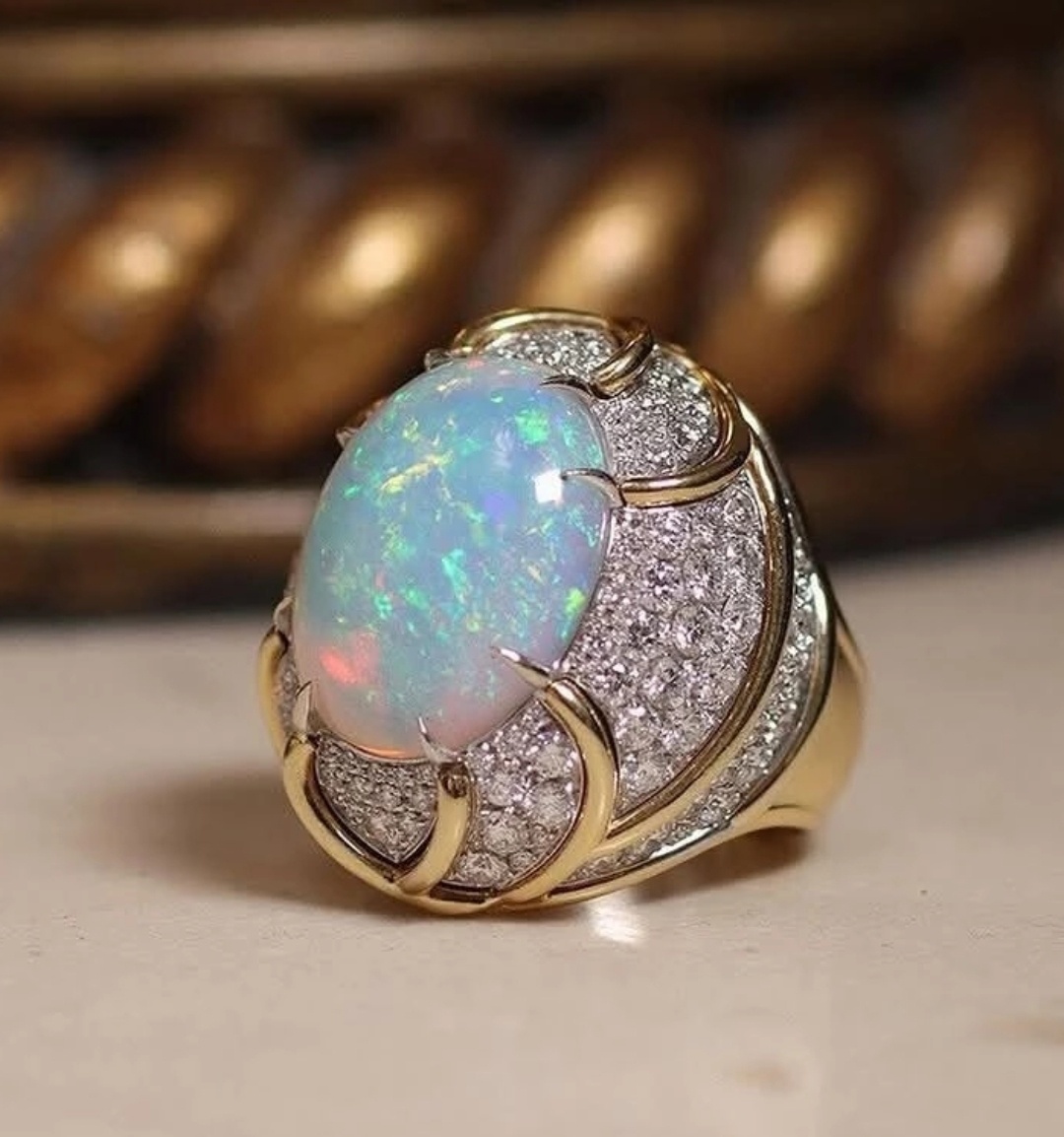 Кольцо с белым опалом и бриллиантами.