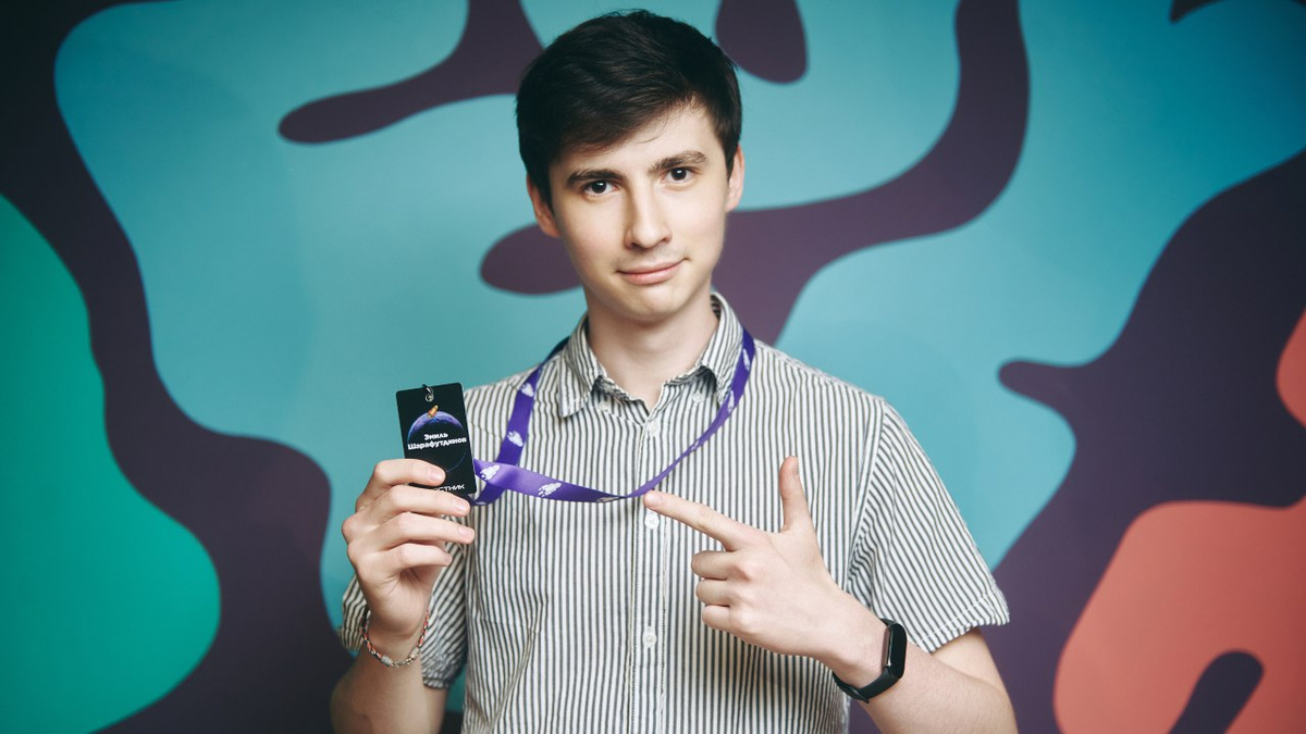 В 2025 году Эмиль Шарафутдинов стал дипломантом Всероссийской олимпиады студентов «Я – профессионал» в номинации «Химическая технология» (категория участия «Магистратура/Специалитет»). До этого дважды, в 2023 и 2024 годах, он становился единственным в Башкирии золотым медалистом олимпиады по этому направлению.