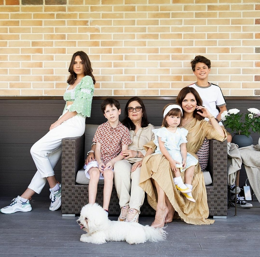 Екатерина Климова с мамой и детьми  