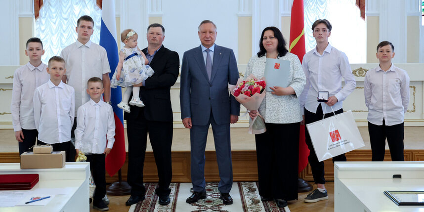    Петербургские семьи, в которых воспитываются семь и более детей, получили от города микроавтобусыgov.spb.ru