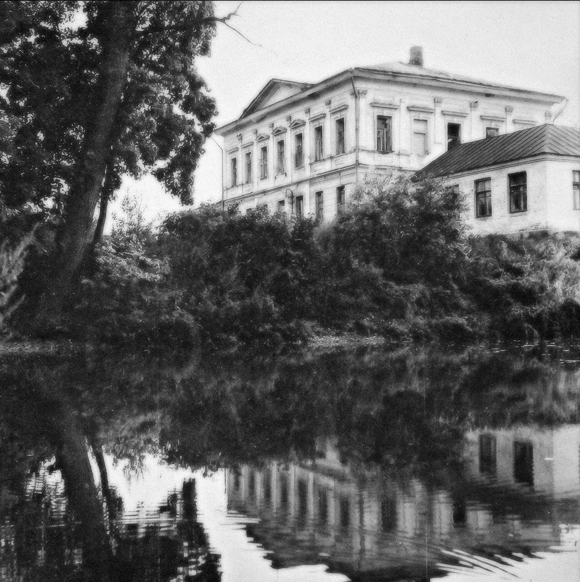 Подмоклово. Флигель 18 в. и ещё не осущеный пруд. Фото 1950-х годов. Фото из открытых источников интернет