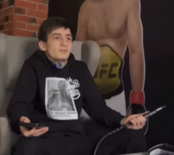 Апанди Рохоев на работе. Фото: скрин видео ЧП Прямой эфир.