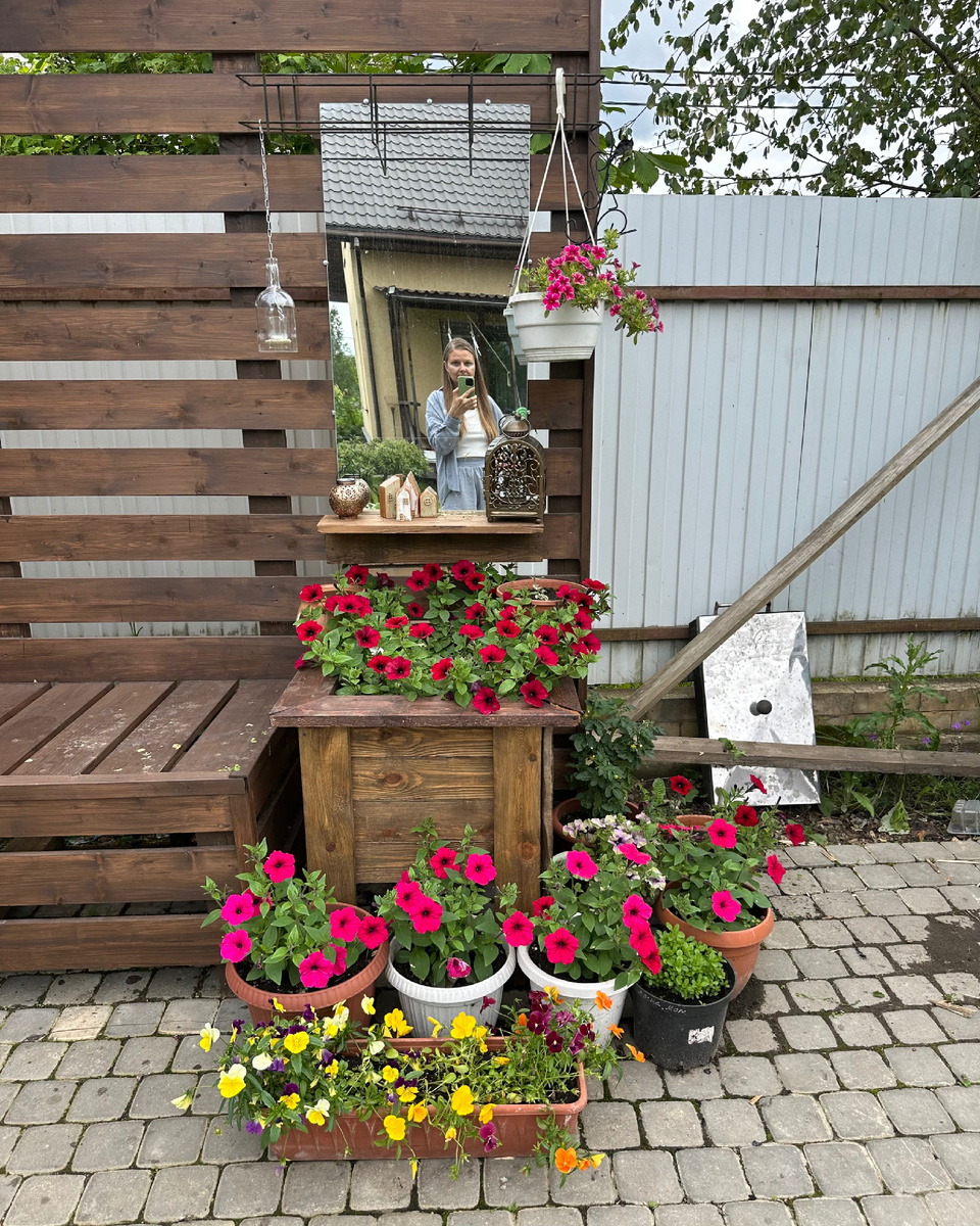 В одном комментарии было написано "уберите цветы над зеркалом-это облегчит конструкцию и будет красивей даже без рамы". Сняла. Красиво? Мне-нет! Поэтому я не люблю такие комментарии с советами и рекомендациями в повелительном наклонении. Если я что-то сделала - это не просто от балды! Я уже рассмотрела другие варианты и выбрала тот, который мне нравится!