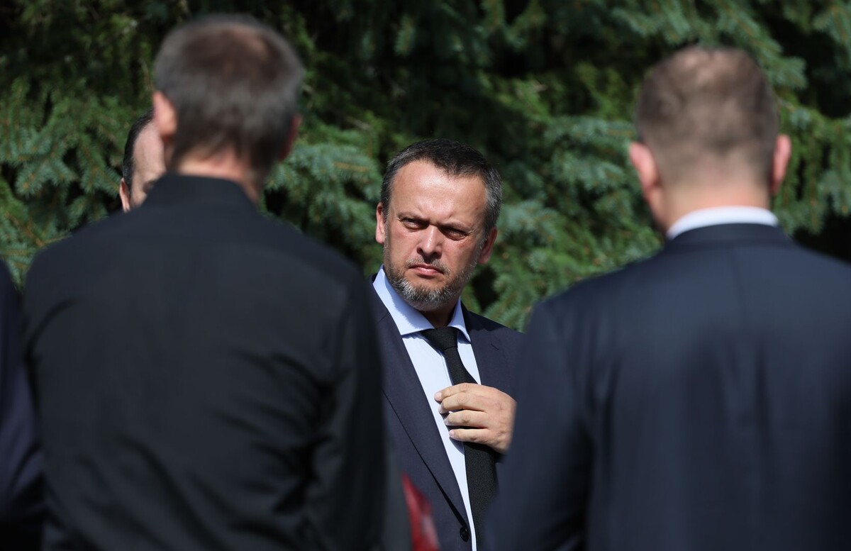    Министр транспорта РФ Андрей Никитин прибыл для прощания с бывшим министром транспорта РФ Романом Старовойтом / Источник: © Сергей Савостьянов/ТАСС