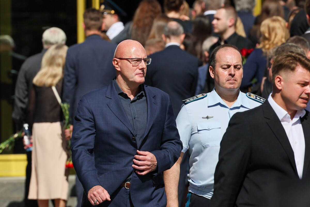    Вице-премьер РФ Дмитрий Чернышенко (слева) во время прощания с бывшим министром транспорта РФ Романом Старовойтом / Источник: © Сергей Савостьянов/ТАСС