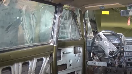     Житель Назарова ремонтирует старенькие машины и отправляет в зону СВО