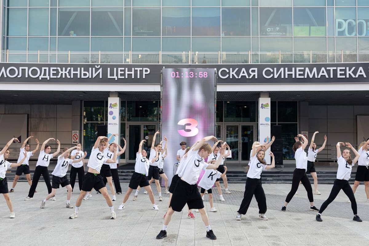    Танцевальный перформанс "Коми-пермяцкий алфавит". © Никита Маталасов