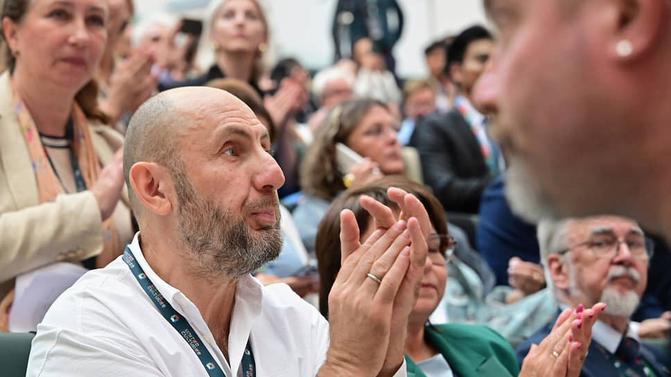 Директор МХАТ им. Горького и художественный руководитель Михайловского театра Владимир Кехман (в центре)..📷Фото: Алексей Смагин / Коммерсантъ