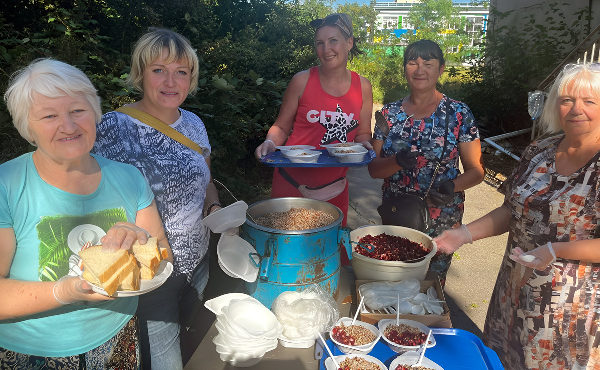 Бесплатные обеды для мариупольцев, организованные супругами Мосур