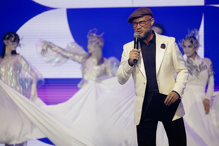 Победителей под звуки несмолкающих оваций зала на сцене встречал известный шоумен Дмитрий Хрусталев