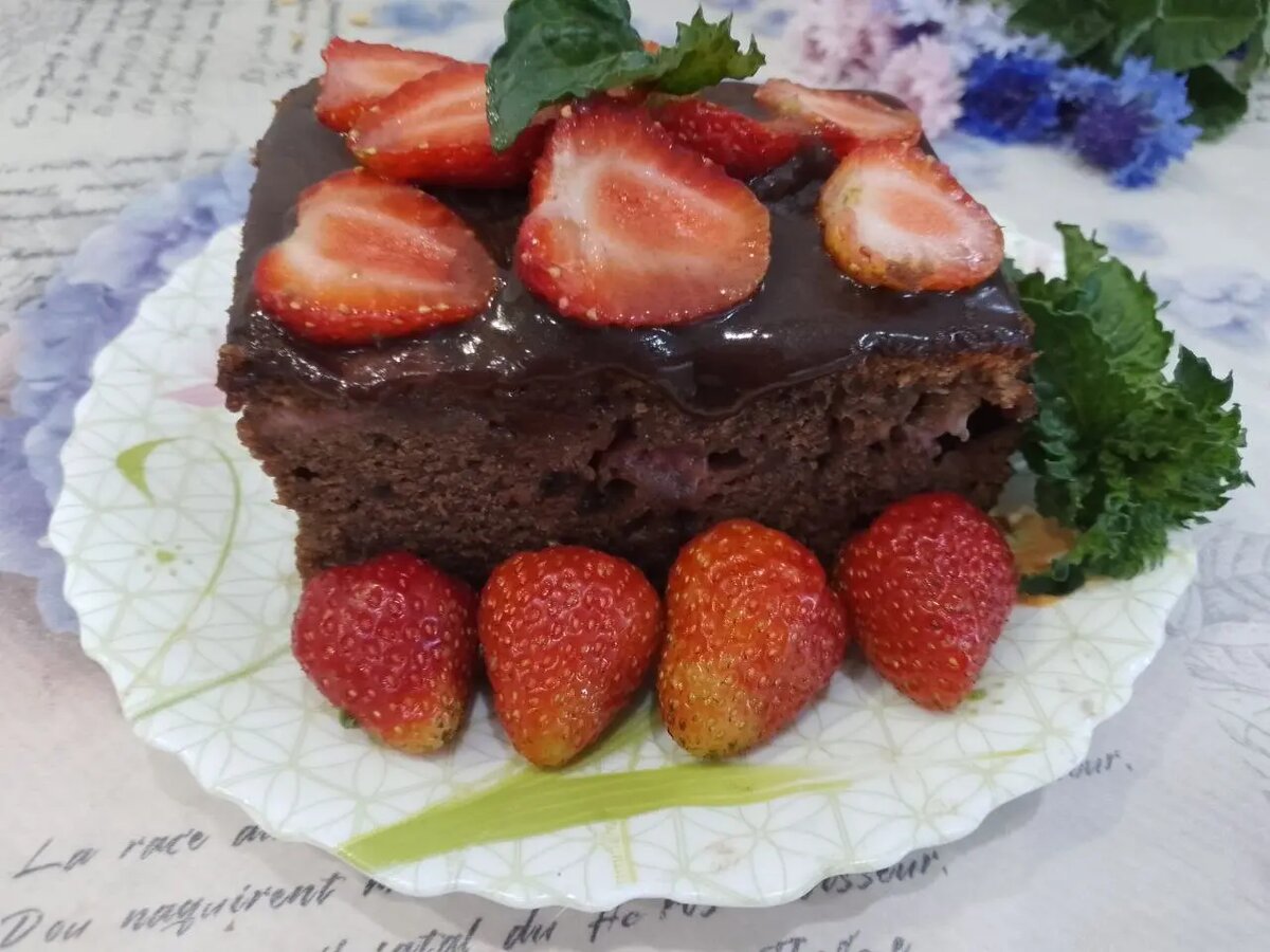 Шркрладный пирог с клубникой