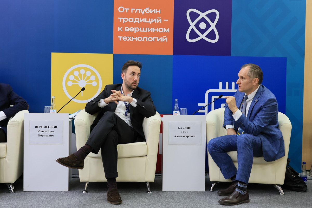 Одну из самых злободневных тем подняли на пленарной дискуссии — о взаимодействии науки и бизнеса. Здесь говорили, что к 2030 году финансирование науки, в соответствии с поручением Президента РФ, должно увеличиться до 2 % внутреннего валового продукта. Это открывает перед молодыми учёными уникальную возможность стать успешными и внести свой вклад в развитие страны. Однако, чтобы оказаться в тренде, нужно выбрать наиболее востребованные бизнесом направления исследований, поскольку больше половины средств финансирования будут внебюджетными. 
Ректор УГНТУ Олег Баулин отметил, что Уфимский нефтяной очень плотно взаимодействует с индустриальными партнёрами, а все студенческие работы, дипломы и диссертации ориентированы на практическое применение. Это поможет нашим выпускникам построить успешную карьеру.
