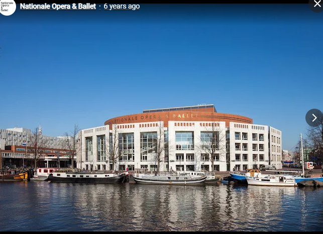 Здание оного в Амстрердаме, вид со стороны каналов 