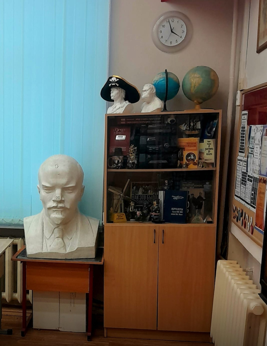 Он самый, кабинет истории, где стоит голова (бюст сложное слово) Ленина. 