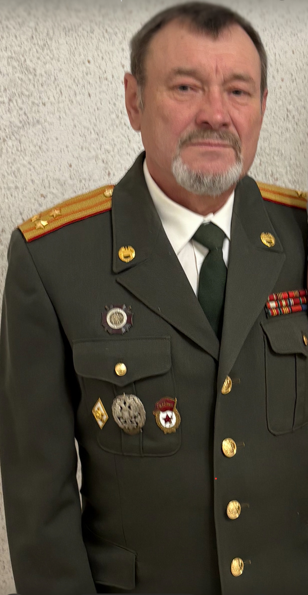 Это  папа, дорогой мой старичок- пенсичок🥰 форма тогда адекватная была