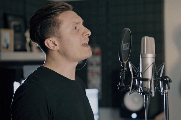 Он переводил Rammstein, а теперь пишет о героях СВО. В чём феномен RADIO TAPOK?