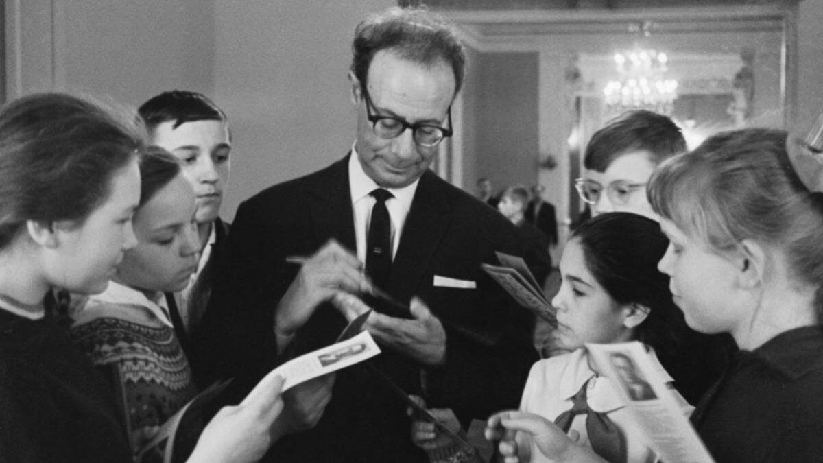    Писатель Лев Кассиль и его юные читатели на встрече во время проведения Недели детской книги в Колонном зале Дома союзов / Фото: Валентин Соболев / ТАСС