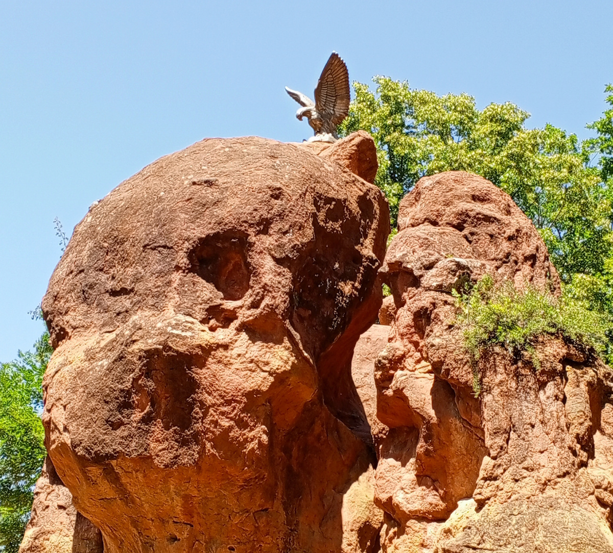 Красные камни в Кисловодске. Фото автора.