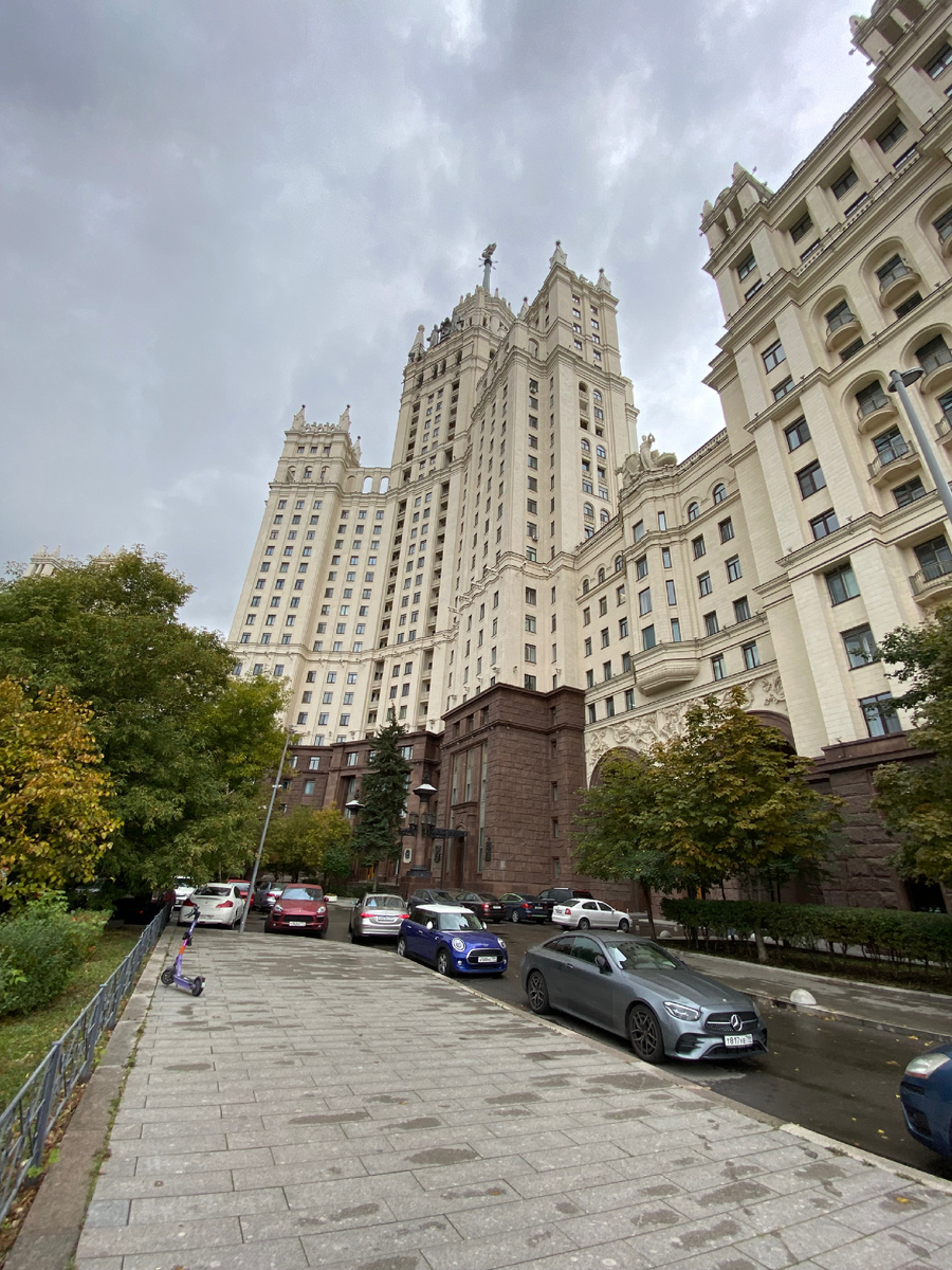 Высотка со стороны Москва-реки (Фото Автора)