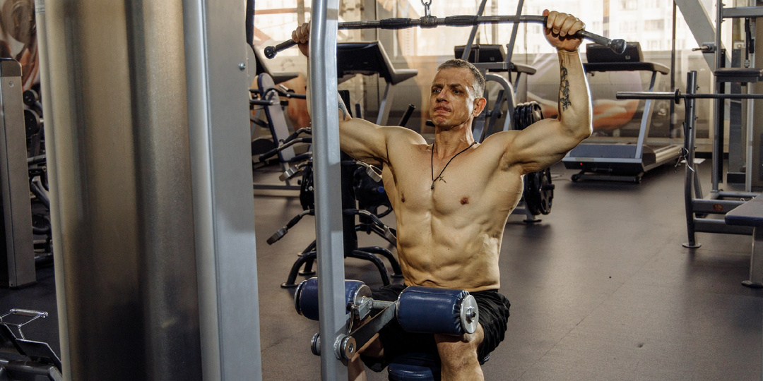 Работа над осанкой в зале: Как упражнения могут исправить сутулость и "офисную шею"