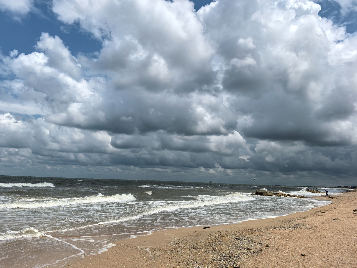 Однажды шторм закончится, и ты не вспомнишь, как его пережил. Ты даже не будешь уверен в том, закончился ли он на самом деле.

Но одна вещь бесспорна: когда ты выйдешь из шторма, ты никогда снова не станешь тем человеком, который вошёл в него. Потому что в этом и был весь его смысл. @Харуки Мураками