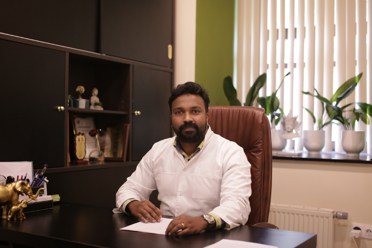 Аюрведа знала это тысячелетия назад, связывая дисбаланс Вата-доши (нервная возбудимость) с болезнями костей. Ключ к разгадке — в мармах, точках, где нервная система «разговаривает» с суставами.