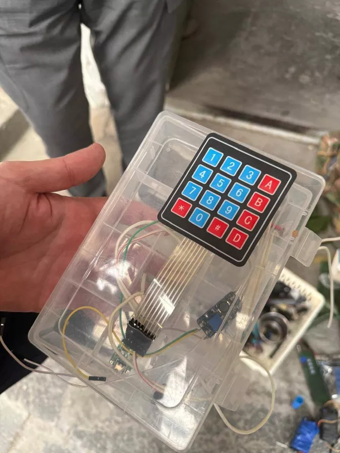 Следственным управлением СК были обнаружены электродетонатор (детонатор), предназначенный для дистанционного приведения в действие, его составные части, боевая граната, детонатор боевой гранаты (запал), порох, средства радиосвязи, а также другие предметы и объекты (10 июля 2025). Еревaн
© Photo : official site of the Investigative Committee of RA