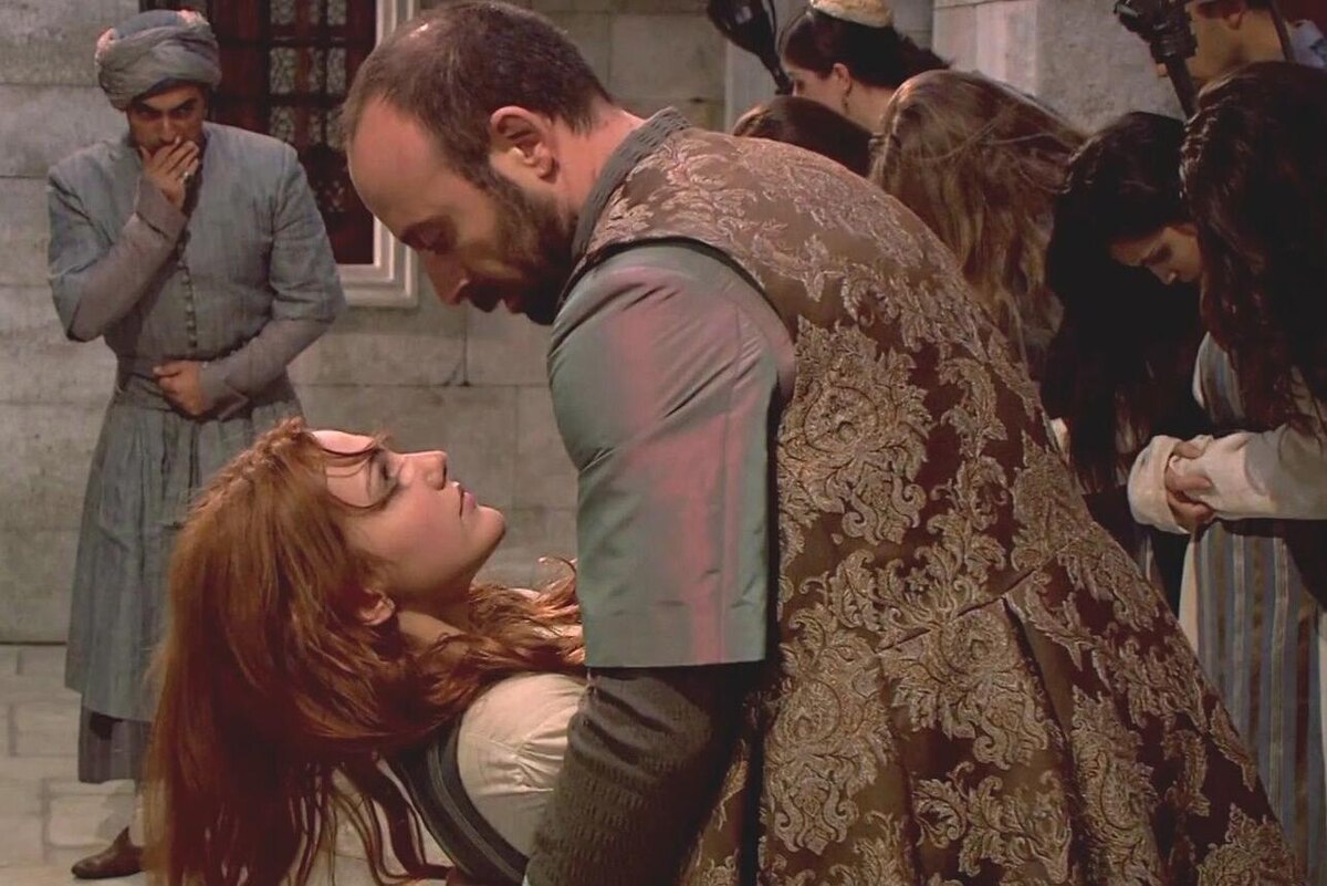 Первая встреча Хюррем и Сулеймана. Фото: кадр из сериала