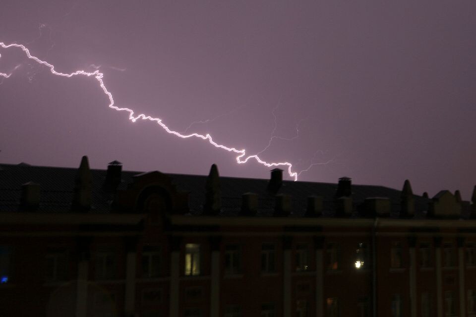    Гроза в Барнауле. Июнь 2025. Источник: Олег Укладов